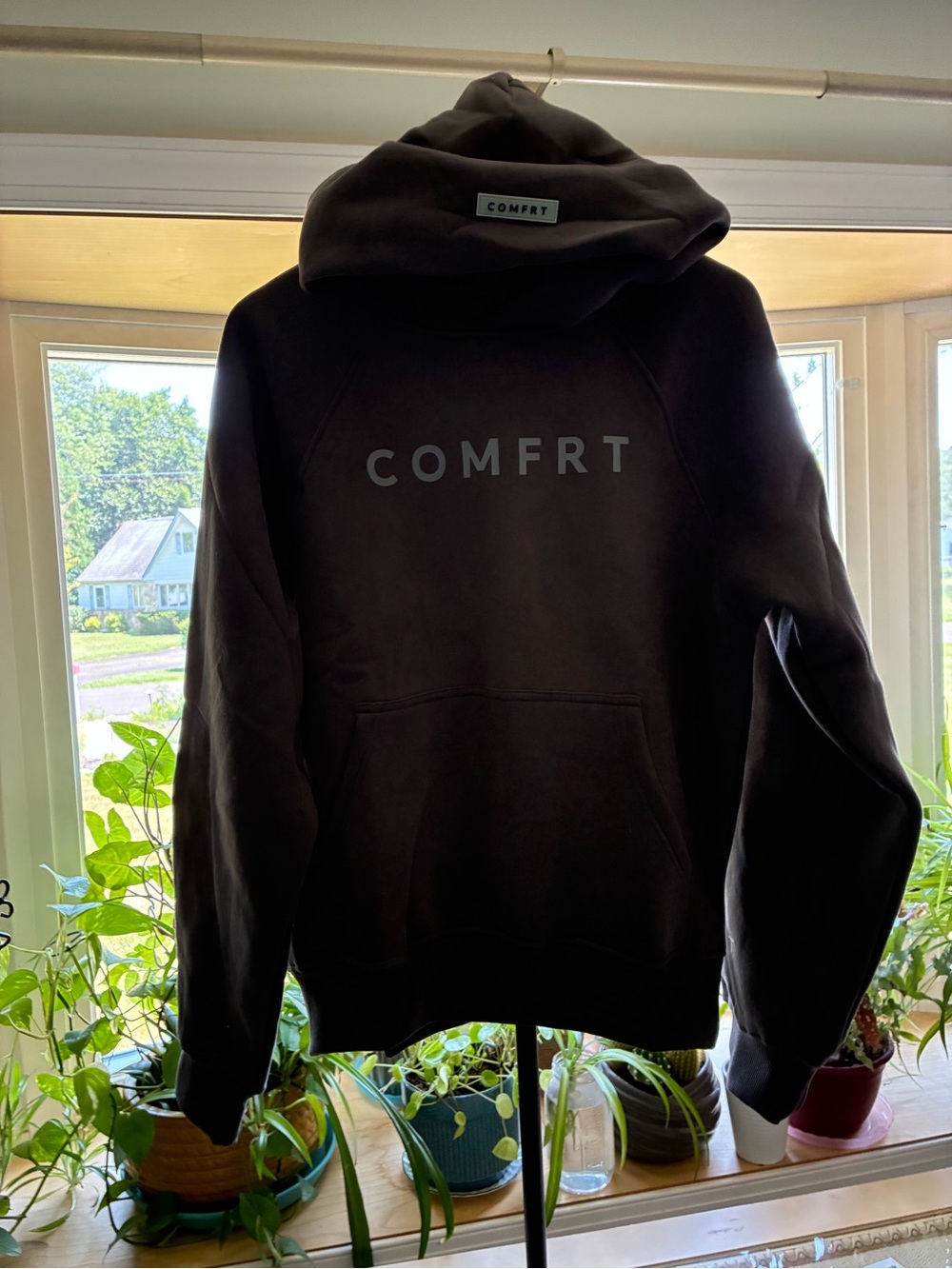 COMFRT Women's Black Logo Pullover Hoodie Unisex